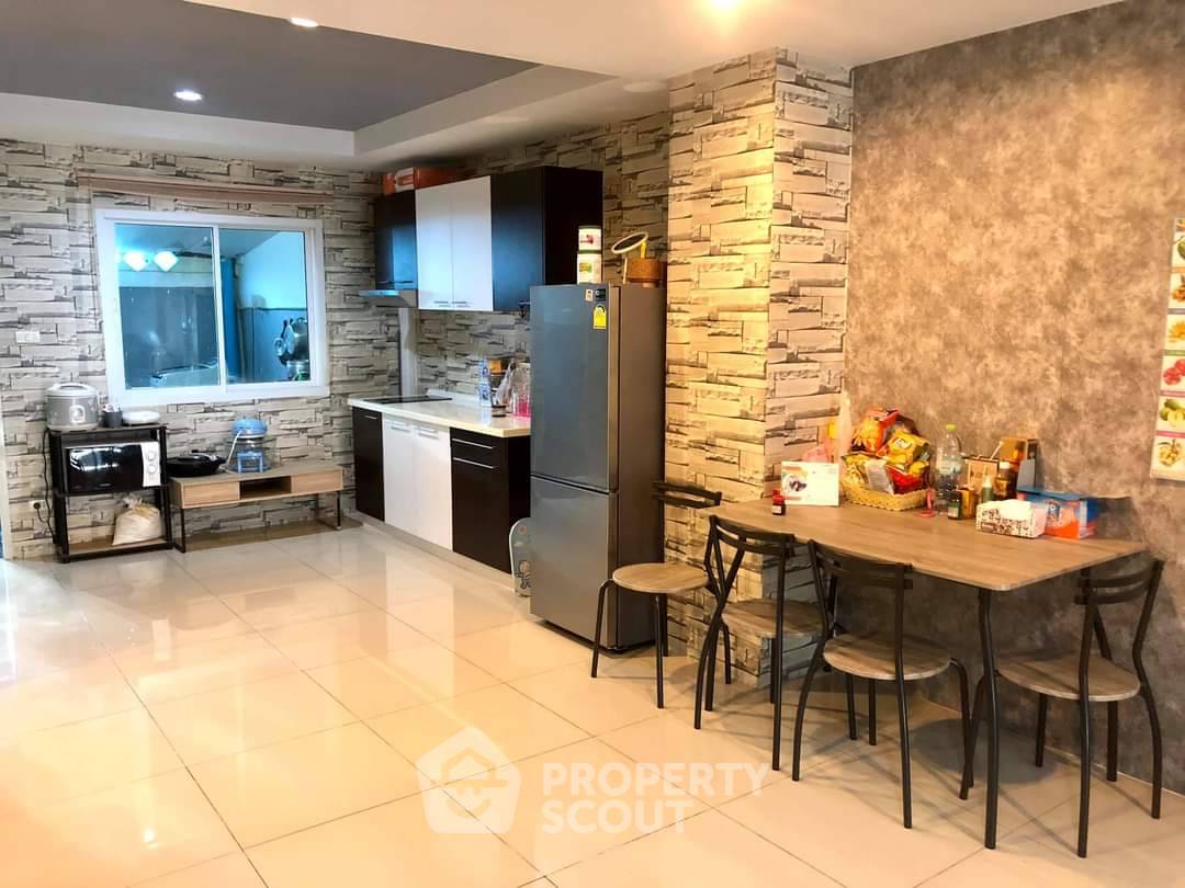 picture 2-BR Townhouse in Surasak (ID 2487798) - 4/12