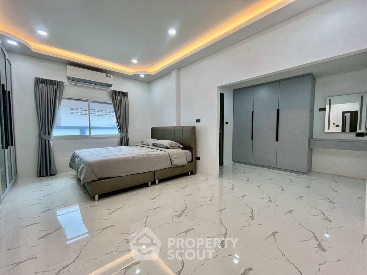 picture 3-BR Villa close to East Pattaya (ID 2514118) - 4/18