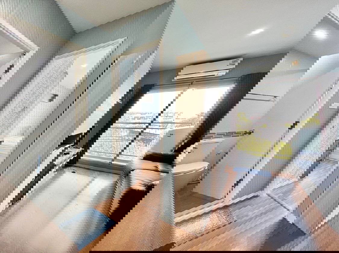 picture Ready to move in. Rent: 8,000 baht. **Washing machine included.** - 1/11