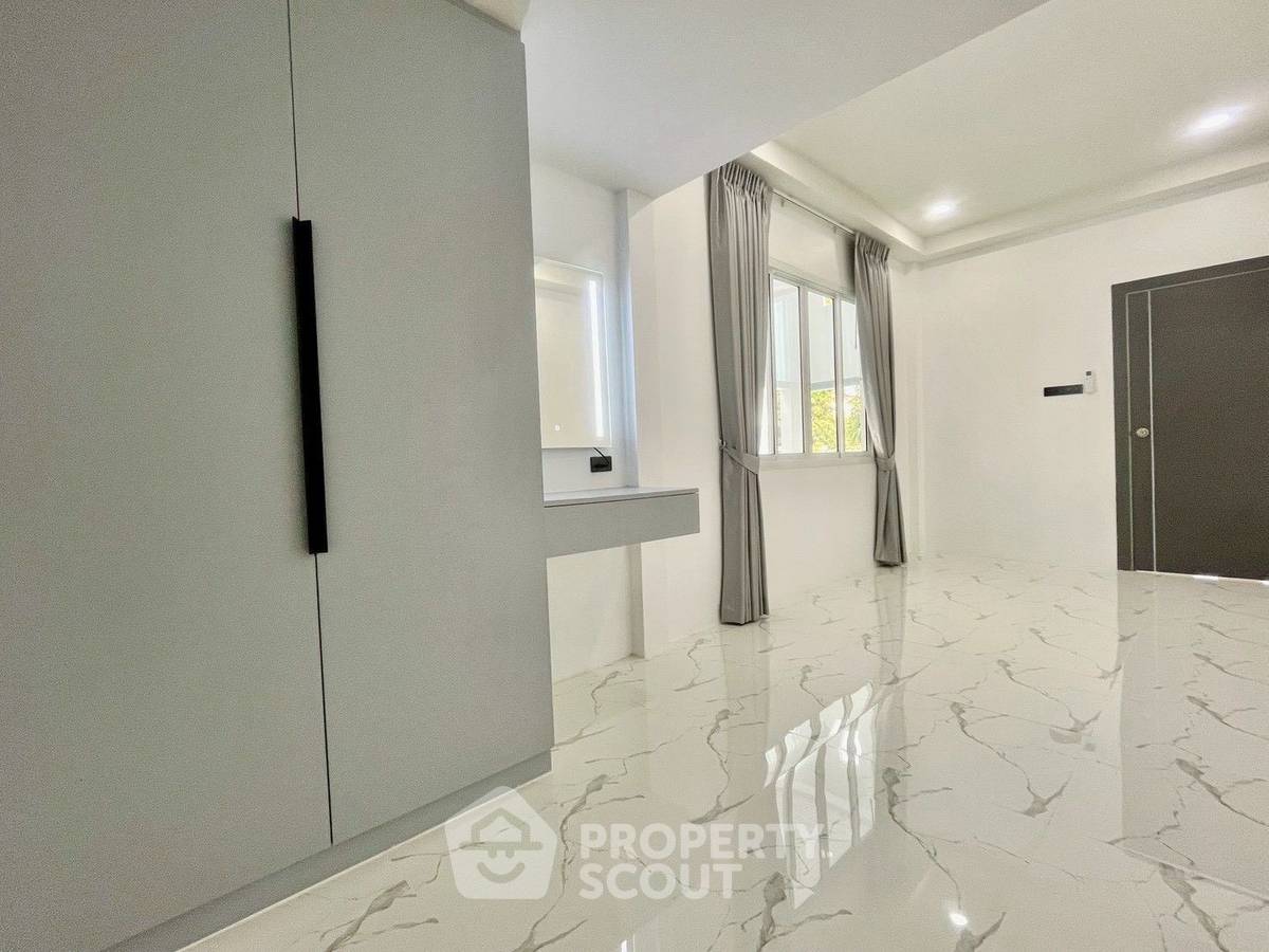 picture 3-BR Villa close to East Pattaya (ID 2514118) - 9/18