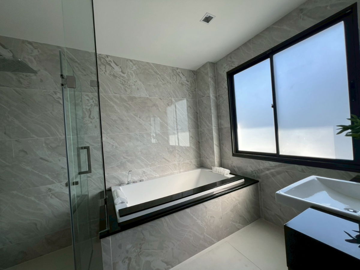 รูป Grand Bangkok Boulevard กรุงเทพกรีฑา บ้านเดี่ยวหรูสไตล์ Modern Classic ใกล้ ARL ลาดกระบัง และสนามบินสุวรรณภูมิ เพียง 62 ครอบครัวเท่านั้น - รูปที่ 3/36