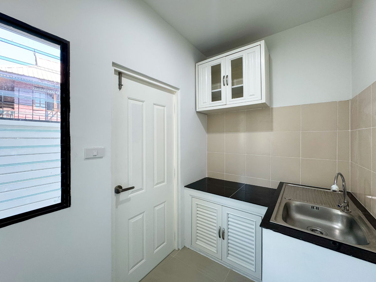 รูป รีโนเวทใหม่ทั้งหลัง พร้อมเข้าอยู่ ขายบ้านเดี่ยว โกลเด้นวิลเลจ บางนา–กิ่งแก้ว (Golden Village Bangna–Kingkaew) 3 ห้องนอน ใกล้สนามบินสุวรรณภูมิ - รูปที่ 5/28