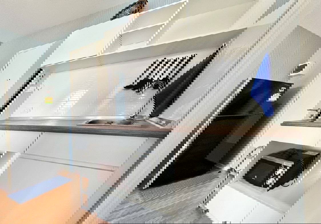 picture Ready to move in. Rent: 8,000 baht. **Washing machine included.** - 8/11