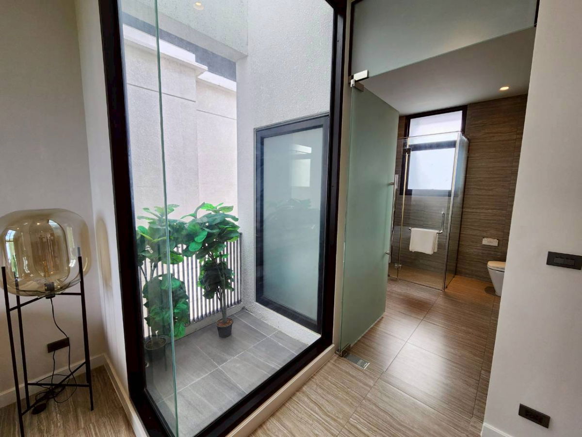 รูป ขายบ้านเดี่ยวหรู 4 ชั้น พระราม 9 ซอย 39 ใช้สอยกว่า 500ตรม. 4 ห้องนอน 5 ห้องน้ำ 3 จอดรถ เพียง 39.9 ล้านบาท สนใจนัดชม โทร. 089•226•2428 (คุณหนิง)  - รูปที่ 33/44