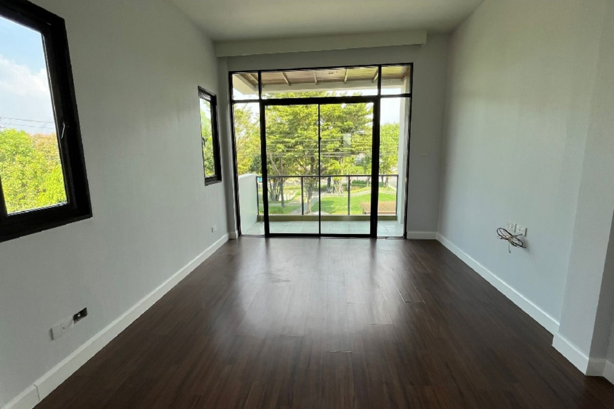 picture For Sale : Saransiri Phaholyotin-Saimai  - 10/16