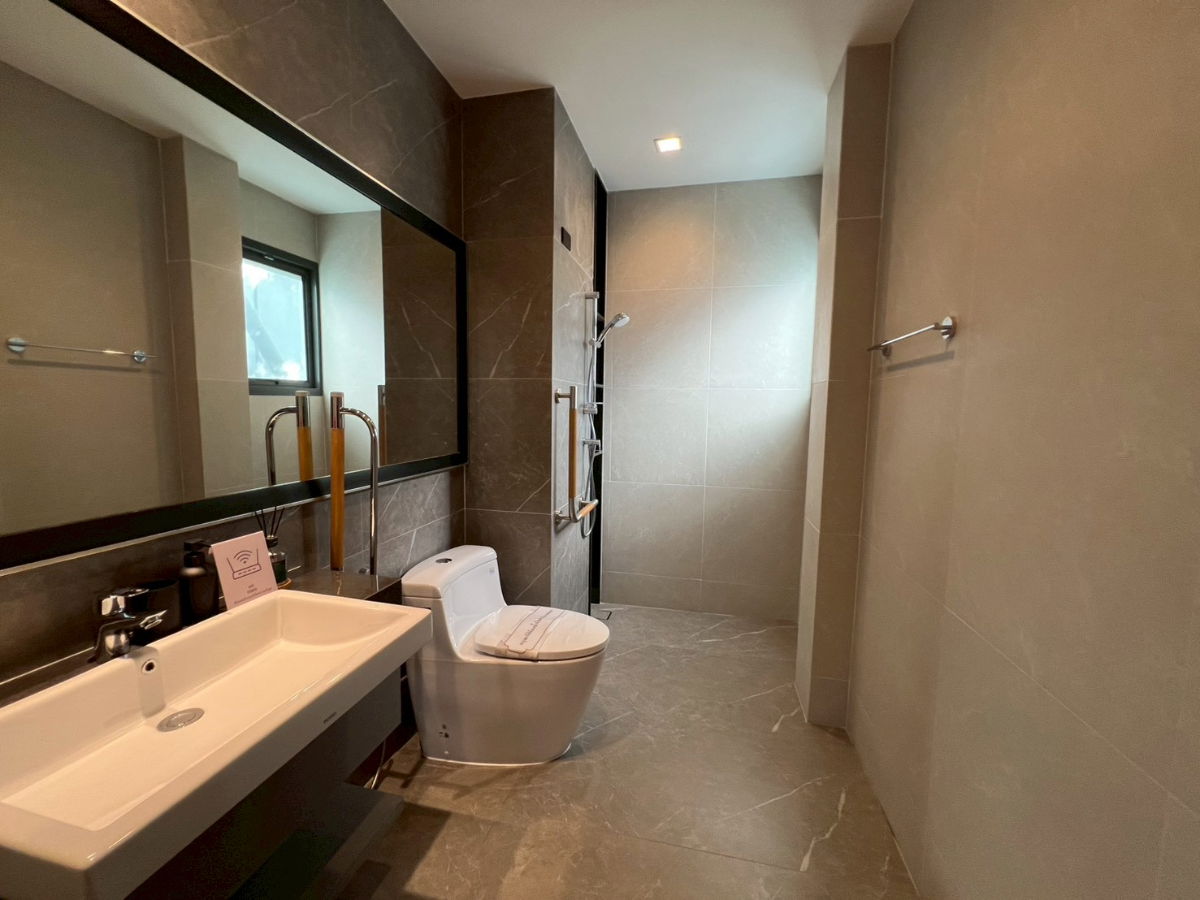 รูป Grand Bangkok Boulevard กรุงเทพกรีฑา บ้านเดี่ยวหรูสไตล์ Modern Classic ใกล้ ARL ลาดกระบัง และสนามบินสุวรรณภูมิ เพียง 62 ครอบครัวเท่านั้น - รูปที่ 26/36