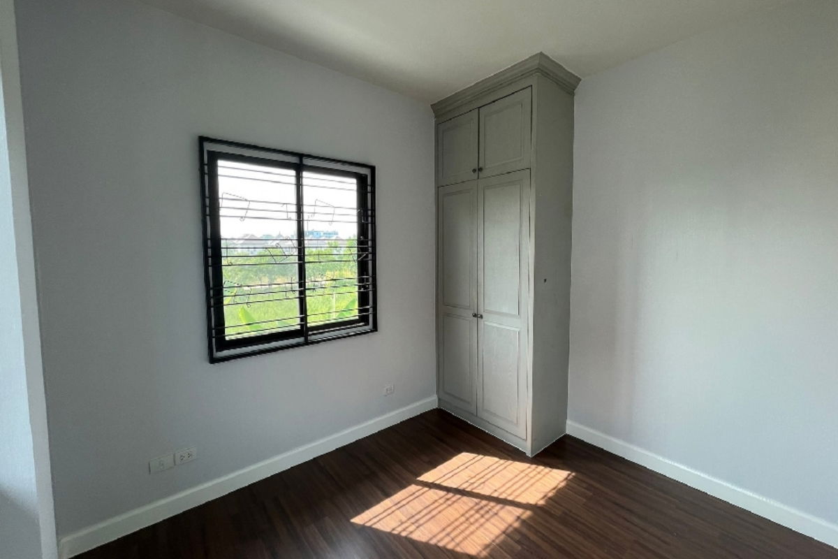 picture For Sale : Saransiri Phaholyotin-Saimai  - 11/16