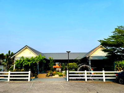 เช่าพื้นที่ขายของ สมุทรปราการ : HR3123ให้เช่าพื้นที่พร้อมอาคาร ย่านแพรกษาใหม่ เนื้อที่ 1 ไร่ เหมาะสำหรับ ร้านอาหาร คาเฟ่ริมน้ำ 