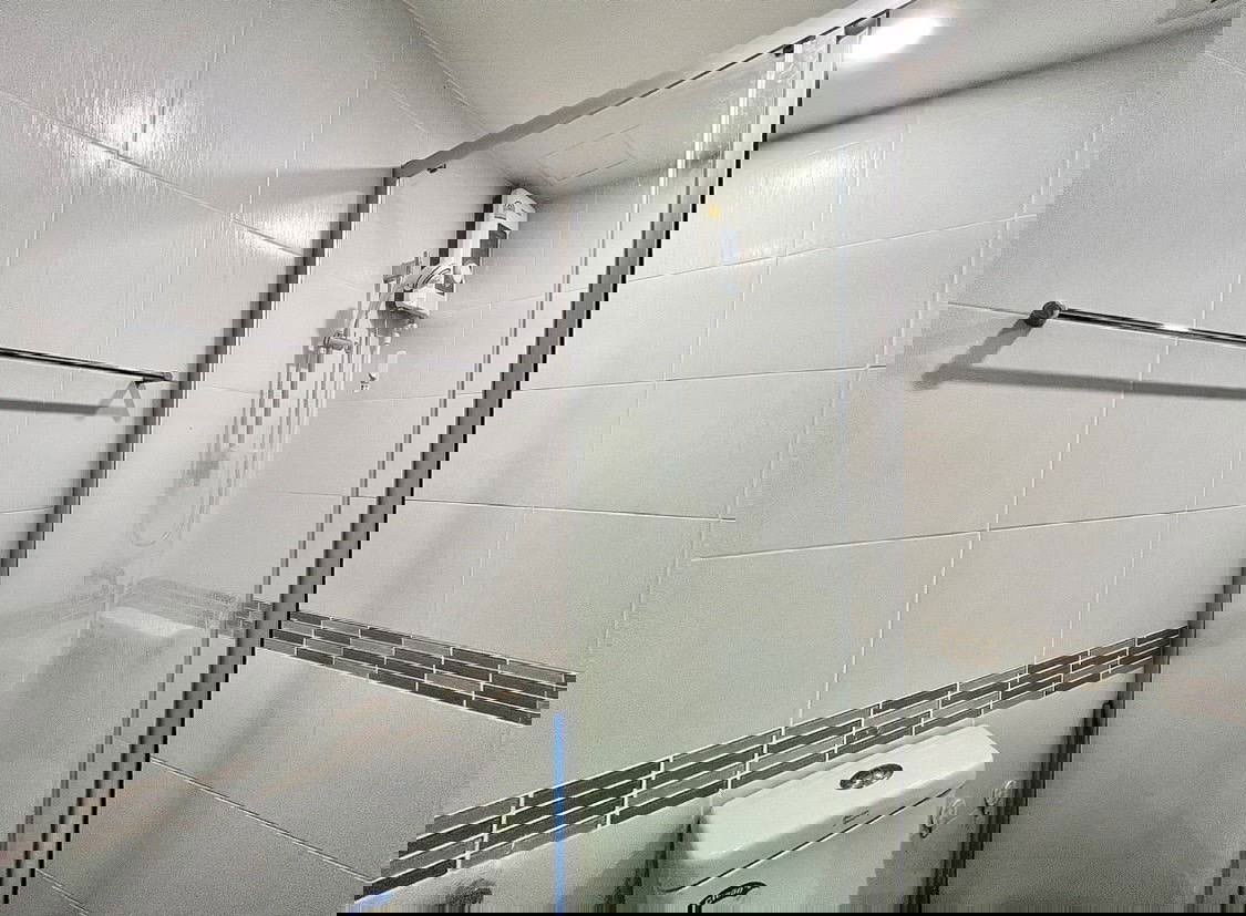 picture Ready to move in. Rent: 8,000 baht. **Washing machine included.** - 6/11