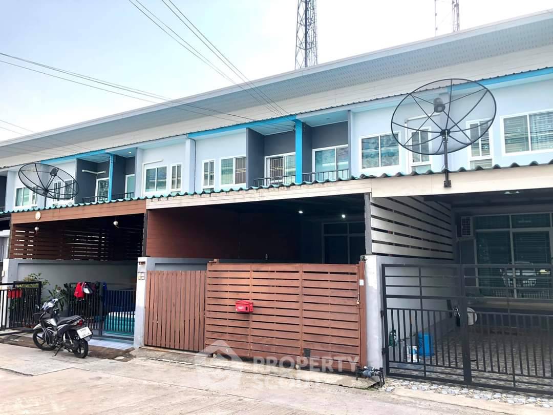 picture 2-BR Townhouse in Surasak (ID 2487798) - 1/12