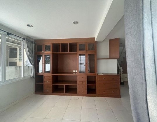 รูป ให้เช่าบ้านเดี่ยว 2 ชั้น Renovate ใหม่  / ซอยโชคอำนวย / ใกล้ MRT สุทธิสาร / แอร์ 5 เครื่อง / อยู่อาศัย หรือ Home Office ไม่จดบริษัท - รูปที่ 7/10