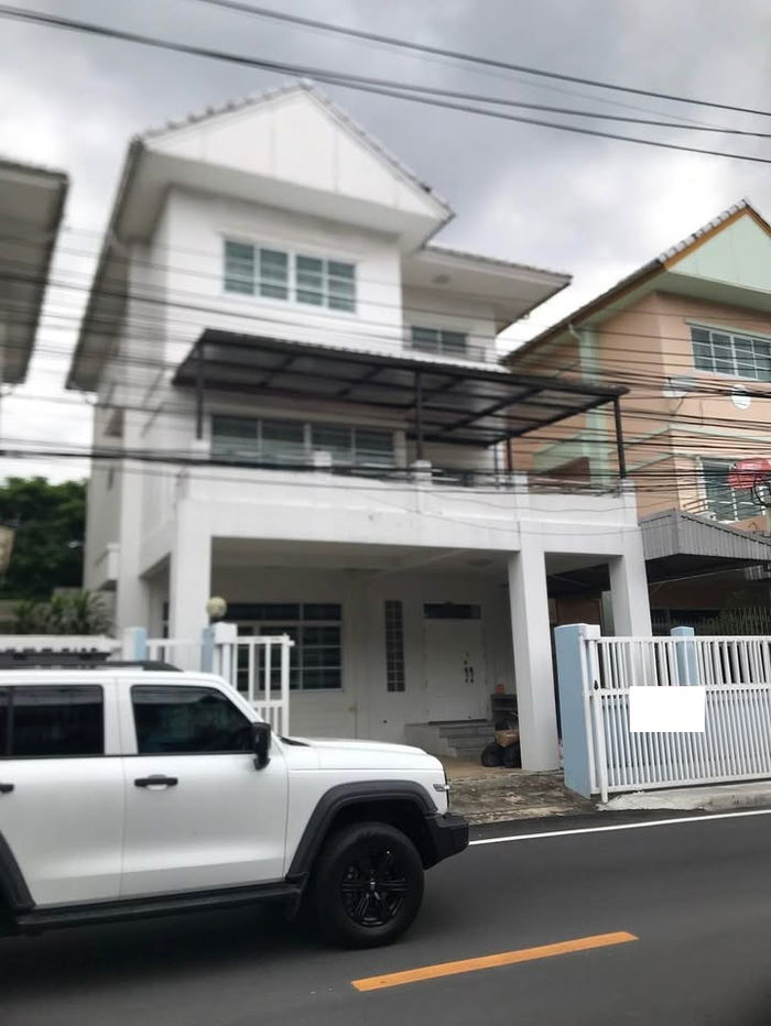 รูป HR3125ให้เช่าบ้านเดี่ยว 3 ชั้น ทำเลใจกลางห้วยขวาง - ประชาราษฎร์บำเพ็ญ  ติดถนนหลัก เดินทางสะดวกสบาย  - รูปที่ 1/6