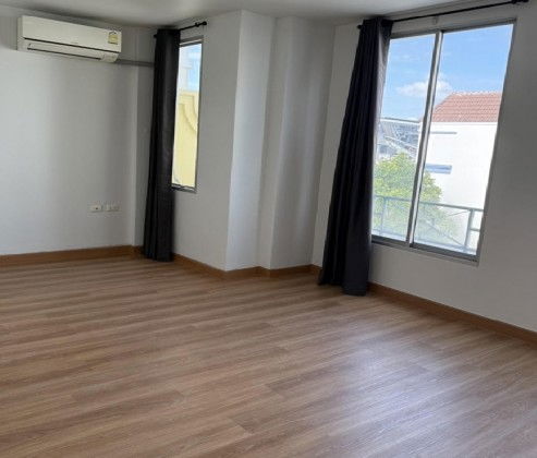 รูป ให้เช่า ทาวน์โฮม 4 ชั้น โครงการ บ้านกลางเมือง บริติชทาวน์ ศรีนครินทร์ / ซอยศรีด่าน 24 / ริมถนนศรีนครินทร์ / ใกล้แม็คโคร ศรีนครินทร์ - รูปที่ 7/12