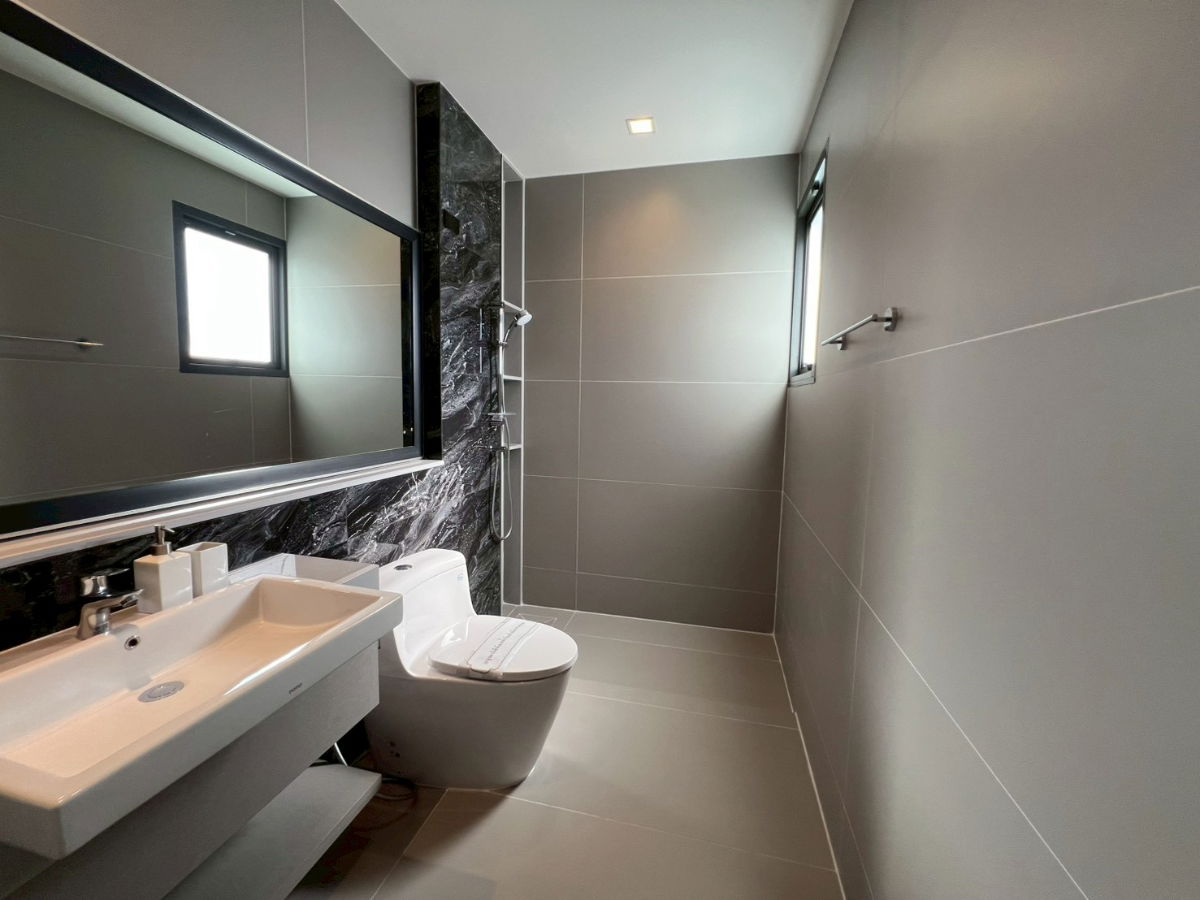 รูป Grand Bangkok Boulevard กรุงเทพกรีฑา บ้านเดี่ยวหรูสไตล์ Modern Classic ใกล้ ARL ลาดกระบัง และสนามบินสุวรรณภูมิ เพียง 62 ครอบครัวเท่านั้น - รูปที่ 20/36