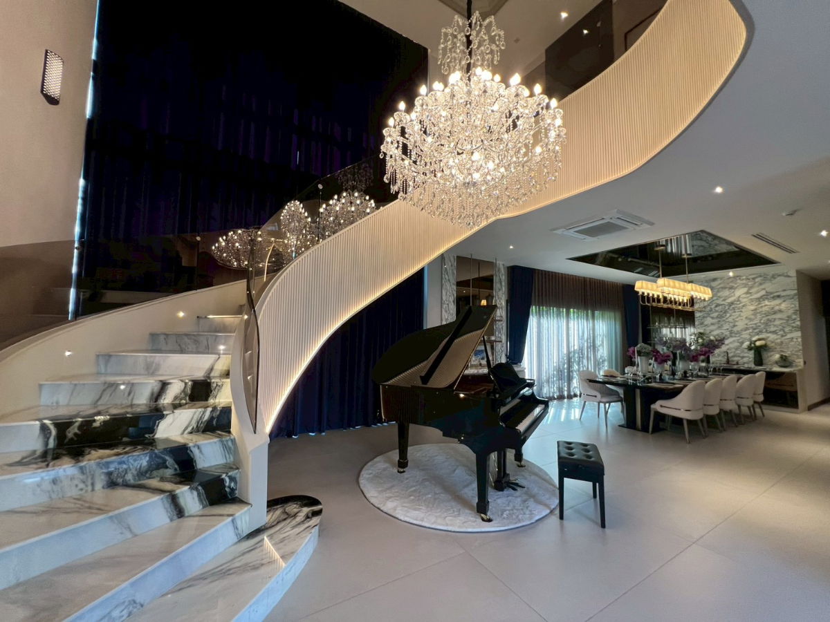 รูป Grand Bangkok Boulevard กรุงเทพกรีฑา บ้านเดี่ยวหรูสไตล์ Modern Classic ใกล้ ARL ลาดกระบัง และสนามบินสุวรรณภูมิ เพียง 62 ครอบครัวเท่านั้น - รูปที่ 34/36