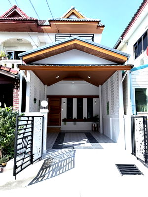 ทาวน์โฮม ถนนร่มเกล้า : ทาวน์เฮ้าส์รีโนเวทใหม่ ทำเลดี หมู่บ้าน มารวย  ซอยร่มเกล้า 44  ใกล้แอร์พอร์ทลิงค์ สุวรรณภูมิ รามคำแหง คลองสามประเวศ ลาดกระบัง 