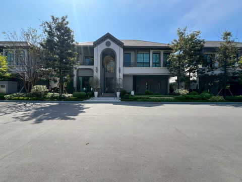 Grand Bangkok Boulevard Bangna Km. 15, near the expressway and Suvarnabhumi Airport, with only 73 families.