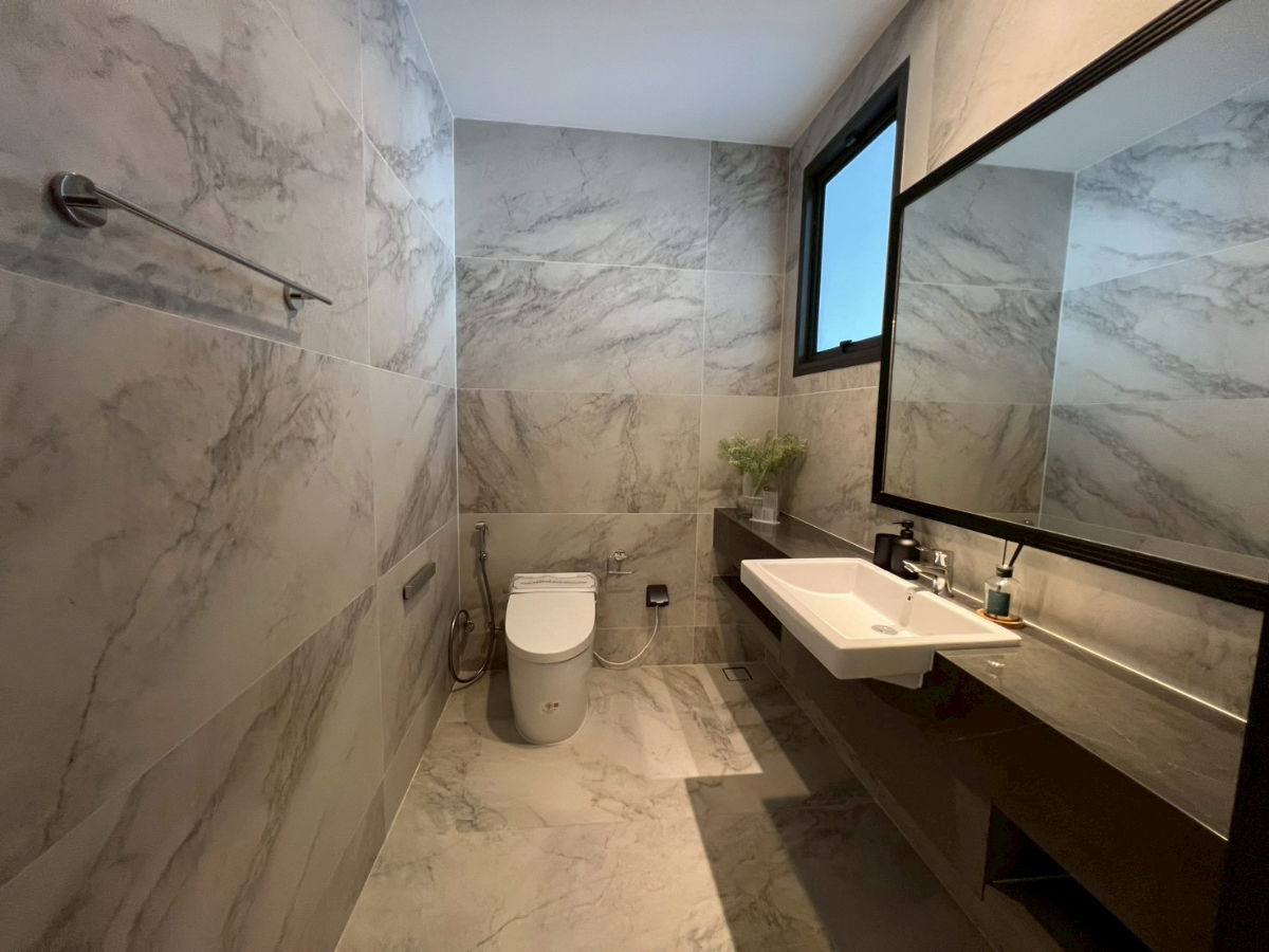 รูป Grand Bangkok Boulevard กรุงเทพกรีฑา บ้านเดี่ยวหรูสไตล์ Modern Classic ใกล้ ARL ลาดกระบัง และสนามบินสุวรรณภูมิ เพียง 62 ครอบครัวเท่านั้น - รูปที่ 29/36