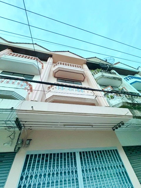 รูป ลด20% พร้อมอยู่ 3 นอน 3 น้ำ รพ.เกษมราษฎร์ 600 ม. สวนเสรีไทย เสรีไทย 28-36 MRTสัมมากร ให้เช่าอาคารพาณิชย์ 3.5 ชั้น 20 ตร.วา.256 ตร.ม. - รูปที่ 1/8