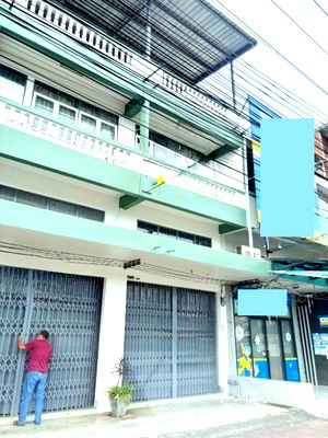 อาคารพาณิชย์ให้เช่า : ตลาดสดหัวอิฐ 1.6 กม.วงเวียนน้ำพุ 2.4 กม.โพธิ์เสด็จ ศาลหลักเมืองนครศรีธรรมราช 2.3 กม. ให้เช่าอาคารพาณิชย์ 3.5 ชั้น