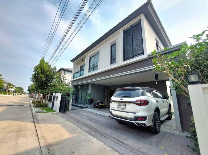 ให้เช่าบ้านเดี่ยว 4 ห้องนอน 215 ตร.ม. 56 ตร.ว. แกรนด์ บริทาเนีย พระราม 9-กรุงเทพกรีฑา