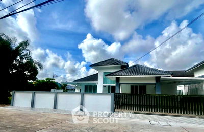 Houses for sale Bang Lamung Chonburi : 3-BR Villa close to East Pattaya (ID 2514118)