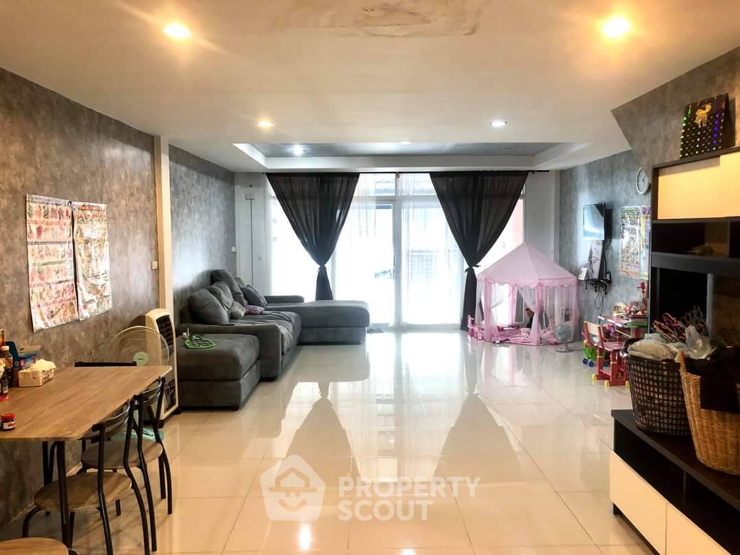 picture 2-BR Townhouse in Surasak (ID 2487798) - 10/12