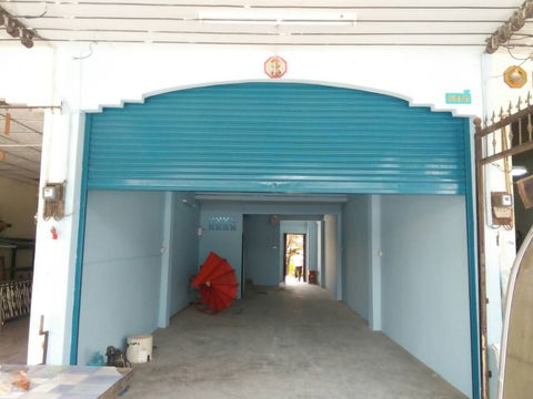 Prime 2.5-Story Shophouse for Rent – 32 Sq.wah AngSila with Spacious Rear Storage/Workshop. Main Road Access & High Foot Traffic.