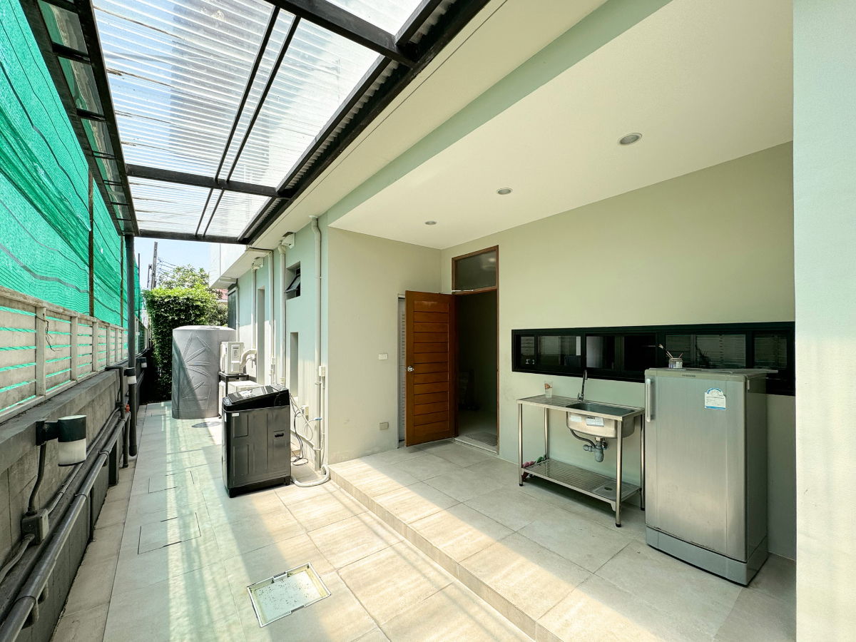 รูป เจ้าของขายเอง! บ้านเดี่ยวหรู รีโนเวทใหม่สไตล์โมเดิร์น พร้อมรายได้ค่าเช่า 210,000 บ./เดือน ขายบ้าน เอเวอร์กรีน วิลล์ บางนา–ตราด 56 (Evergreen Ville) - รูปที่ 21/41