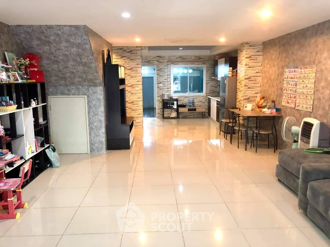 picture 2-BR Townhouse in Surasak (ID 2487798) - 3/12