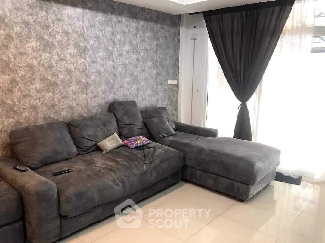 picture 2-BR Townhouse in Surasak (ID 2487798) - 2/12