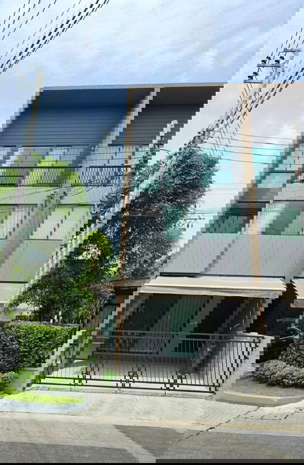 รูป เช่า ทาวน์โฮม 3 ชั้น บ้านกลางเมือง พระราม9-กรุงเทพกรีฑา หลังมุม บ้านใหม่ตกแต่งครบ พร้อมอยู่ทันที - รูปที่ 1/18