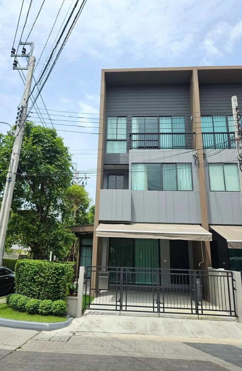 ทาวน์โฮมให้เช่า : เช่า ทาวน์โฮม 3 ชั้น บ้านกลางเมือง พระราม9-กรุงเทพกรีฑา หลังมุม บ้านใหม่ตกแต่งครบ พร้อมอยู่ทันที