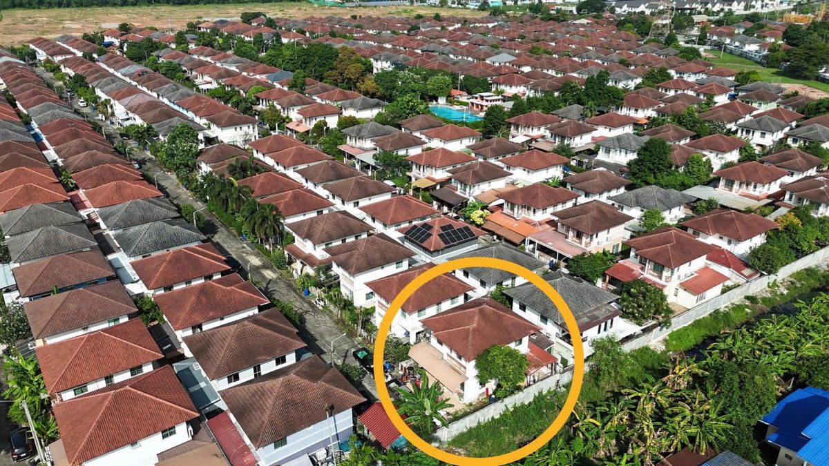 picture Corner Twin House for Sale – Phromphat 1 Village, Ramintra - 1/1