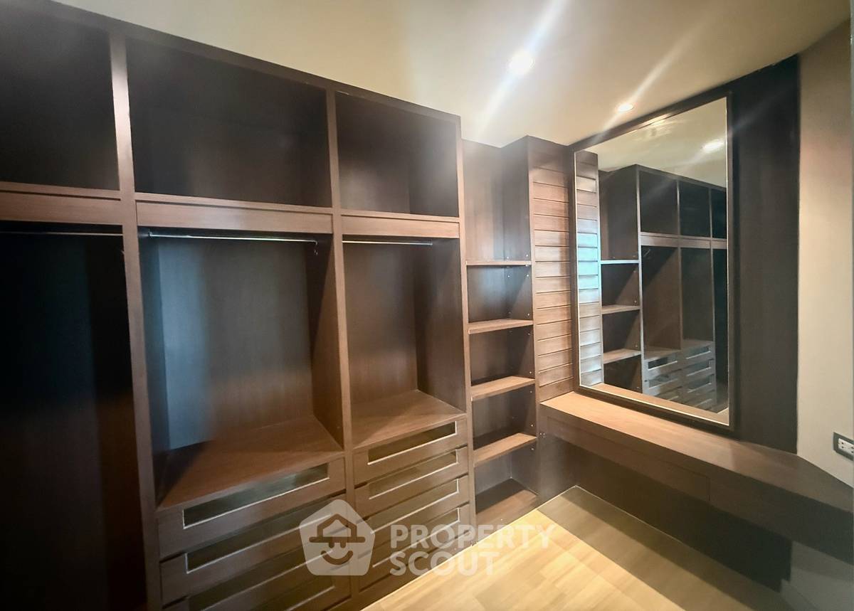 picture 4-BR Condo at Watermark Chaophraya near BTS Krung Thon Buri (ID 2341132) - 5/23