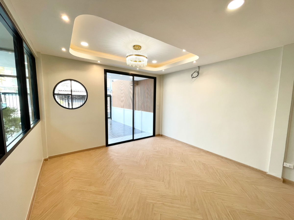 รูป  S1022 ขายทาวน์โฮม ลาดพร้าว 93 ทะลุ ลาดพร้าว 101 แยก 19  🔥 รวมเฟอร์นิเจอร์ + เครื่องใช้ไฟฟ้าพร้อมอยู่ (ยกบ้าน)  🔥 เพียง 5.99 M พิเศษ ฟรีโอนน !!! - รูปที่ 15/44