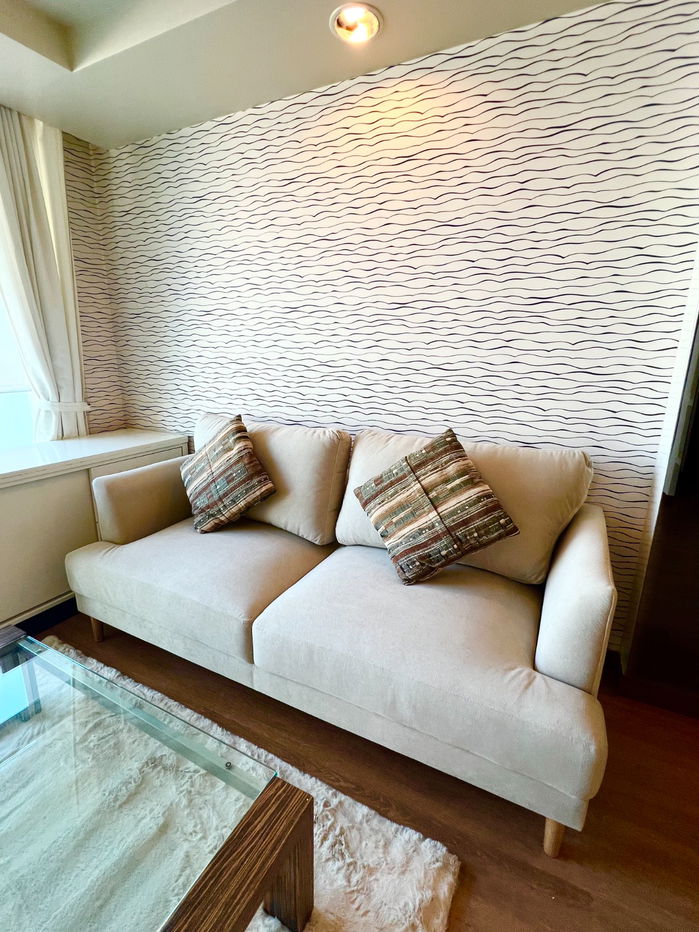 picture 🏢 The Kris Ratchadapisek 💰 Rent: 33,000 THB/month 🚇 MRT Sutthisan | Ref. RS4463 - 2/16