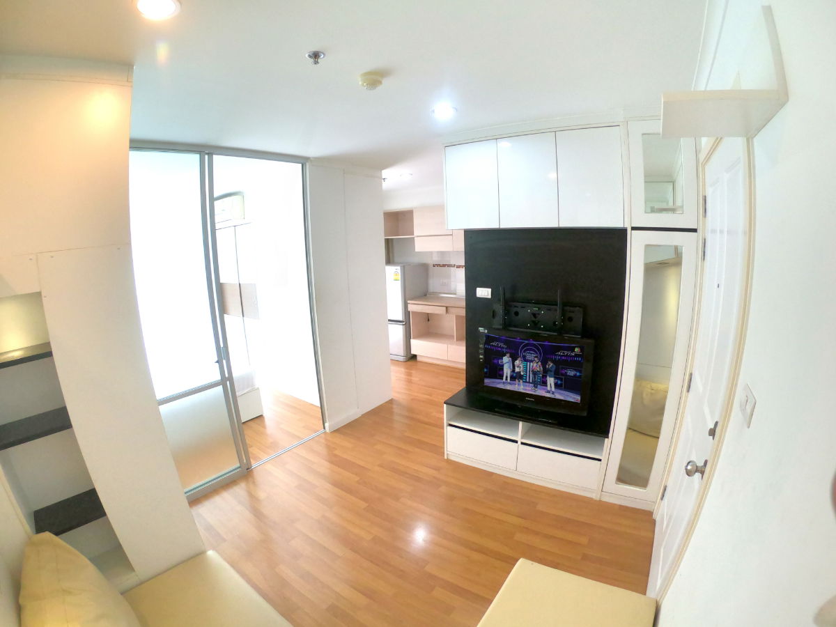 รูป ให้เช่าคอนโดลุมพินี เพลส รัชโยธิน เครื่องใช้ไฟฟ้าครบ ตู้ ชั้นวางของ บิ้วอินสวยมาก วิวสระ - รูปที่ 5/8