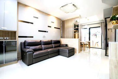 เช่าทาวน์โฮม รร.แย้มจาดวิชชานุสรณ์  : ให้เช่า Townhome The Landmark เอกมัย–รามอินทรา เฟอร์นิเจอร์และเครื่องใช้ไฟฟ้าครบ พร้อมเข้าอยู่