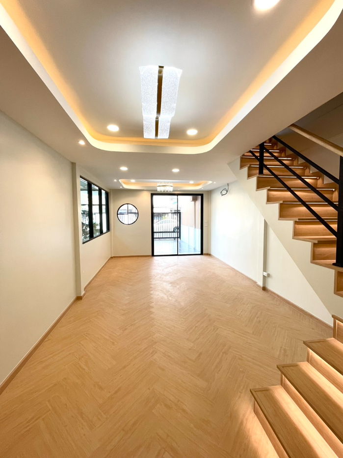 รูป  S1022 ขายทาวน์โฮม ลาดพร้าว 93 ทะลุ ลาดพร้าว 101 แยก 19  🔥 รวมเฟอร์นิเจอร์ + เครื่องใช้ไฟฟ้าพร้อมอยู่ (ยกบ้าน)  🔥 เพียง 5.99 M พิเศษ ฟรีโอนน !!! - รูปที่ 18/44