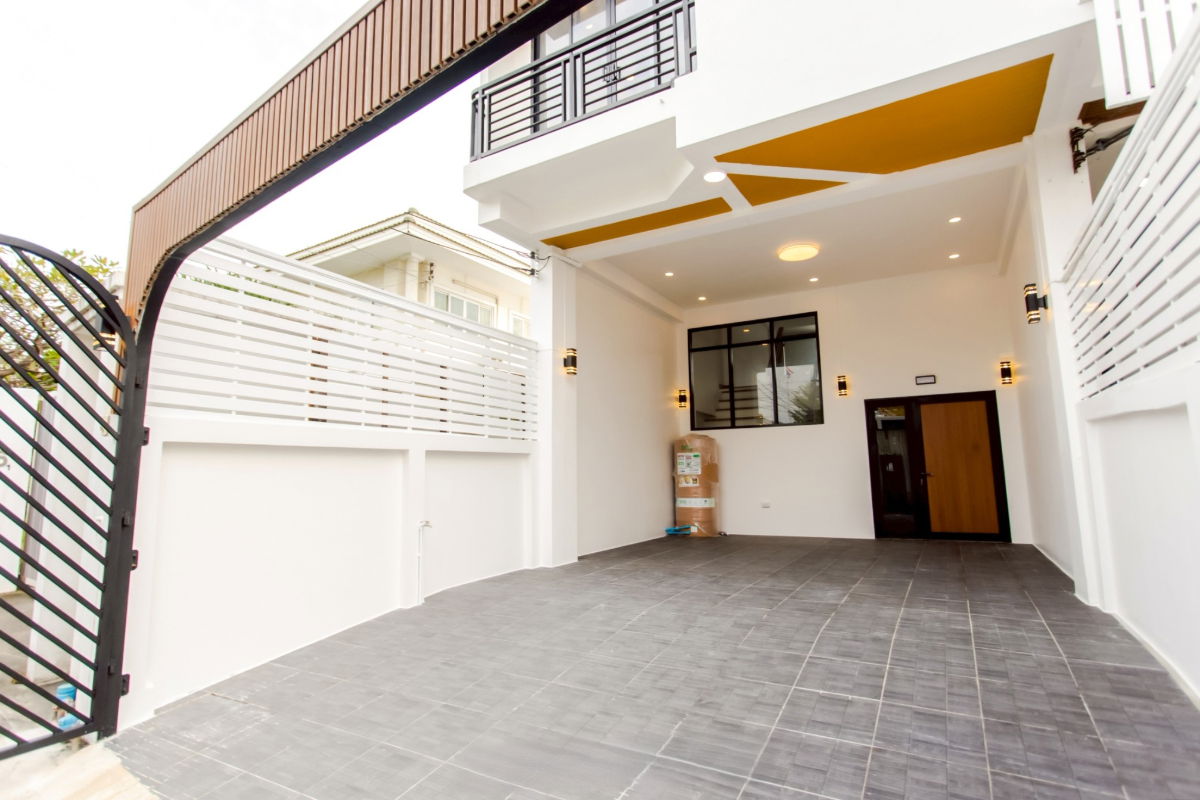 รูป S980 🏡 TOWNHOME 3 ชั้น รีโนเวทใหม่ทั้งหลัง 🏡 ประดิษฐ์มนูธรรม ซอย 10 หลือเพียง 7.29 ล้านบาท เท่านั้น!! - รูปที่ 2/34