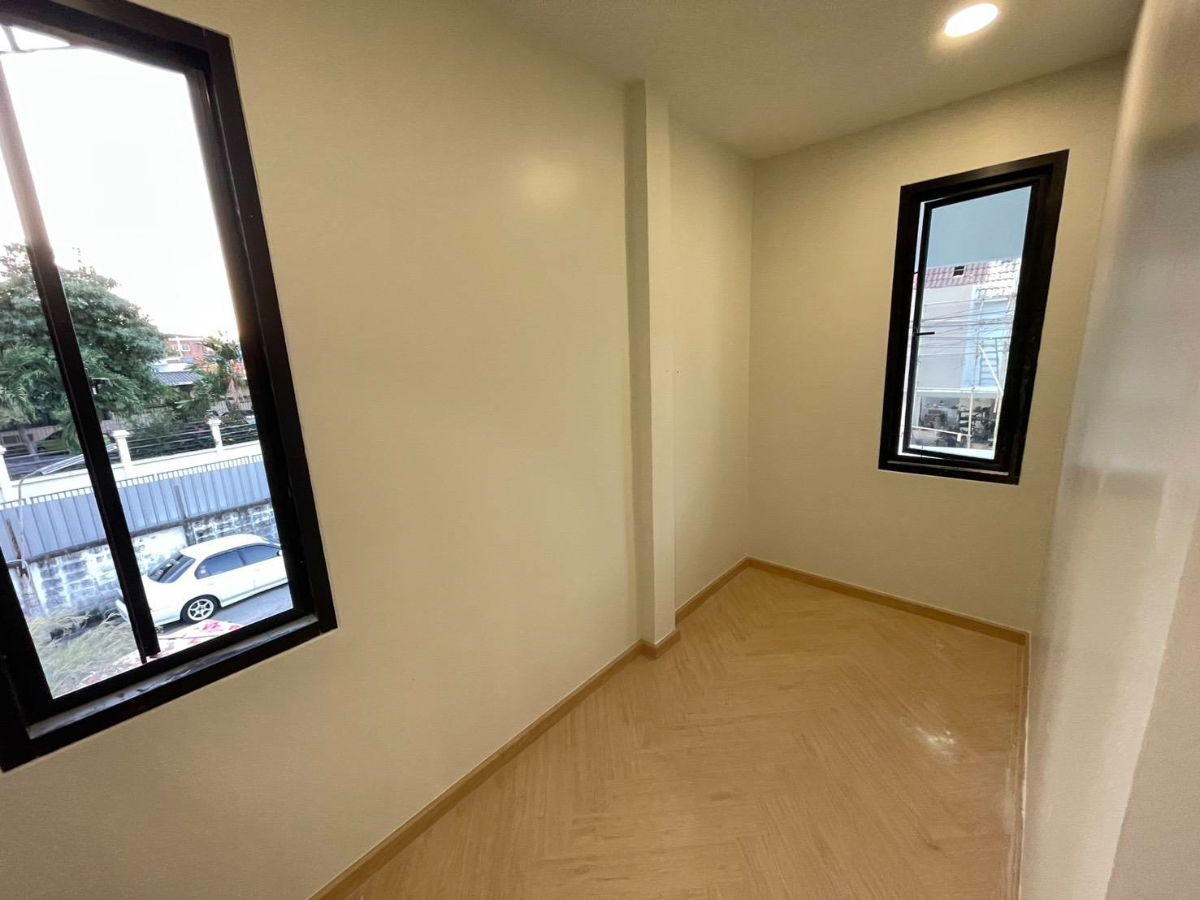 รูป ทาวน์โฮม ตกแต่งรีโนเวทใหม่ทั้งหมด สไตล์ Modern Luxury ในซอยลาดพร้าว 93 ทำเลดี สามารถออกซอยลาดพร้าว101 แยก19 ตกแต่งรีโนเวทใหม่ ใกล้รถไฟฟ้าสายสีเหลือง - รูปที่ 10/15