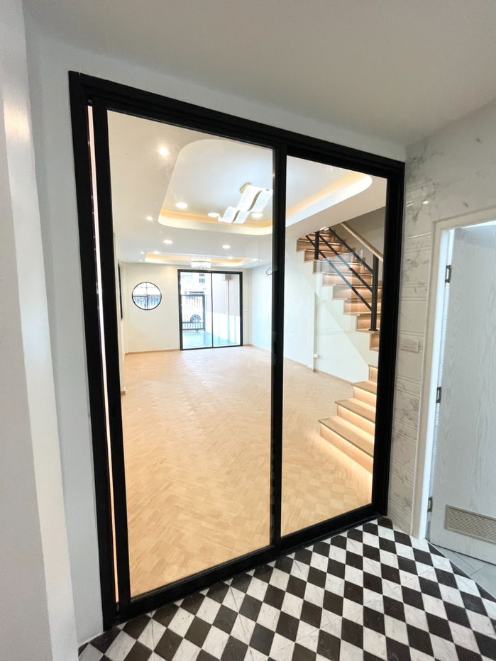 รูป  S1022 ขายทาวน์โฮม ลาดพร้าว 93 ทะลุ ลาดพร้าว 101 แยก 19  🔥 รวมเฟอร์นิเจอร์ + เครื่องใช้ไฟฟ้าพร้อมอยู่ (ยกบ้าน)  🔥 เพียง 5.99 M พิเศษ ฟรีโอนน !!! - รูปที่ 17/44