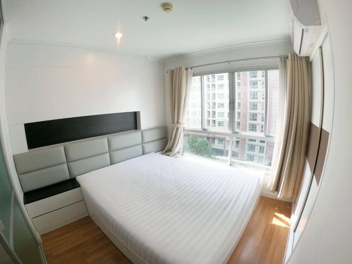 รูป ให้เช่าคอนโดลุมพินี เพลส รัชโยธิน เครื่องใช้ไฟฟ้าครบ ตู้ ชั้นวางของ บิ้วอินสวยมาก วิวสระ - รูปที่ 1/8