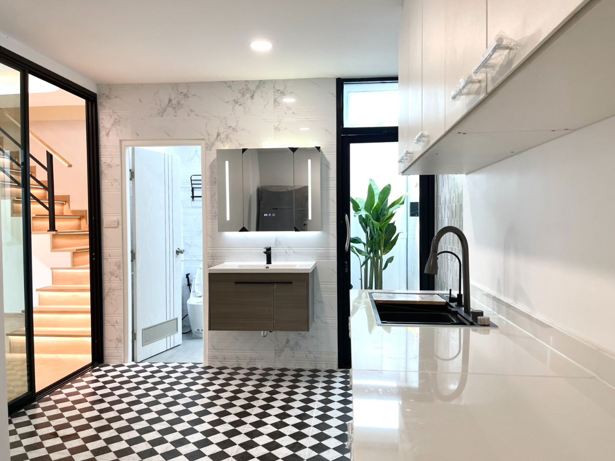 รูป  S1022 ขายทาวน์โฮม ลาดพร้าว 93 ทะลุ ลาดพร้าว 101 แยก 19  🔥 รวมเฟอร์นิเจอร์ + เครื่องใช้ไฟฟ้าพร้อมอยู่ (ยกบ้าน)  🔥 เพียง 5.99 M พิเศษ ฟรีโอนน !!! - รูปที่ 23/44