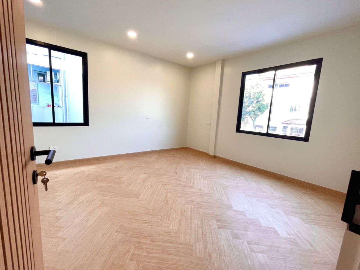 รูป  S1022 ขายทาวน์โฮม ลาดพร้าว 93 ทะลุ ลาดพร้าว 101 แยก 19  🔥 รวมเฟอร์นิเจอร์ + เครื่องใช้ไฟฟ้าพร้อมอยู่ (ยกบ้าน)  🔥 เพียง 5.99 M พิเศษ ฟรีโอนน !!! - รูปที่ 43/44