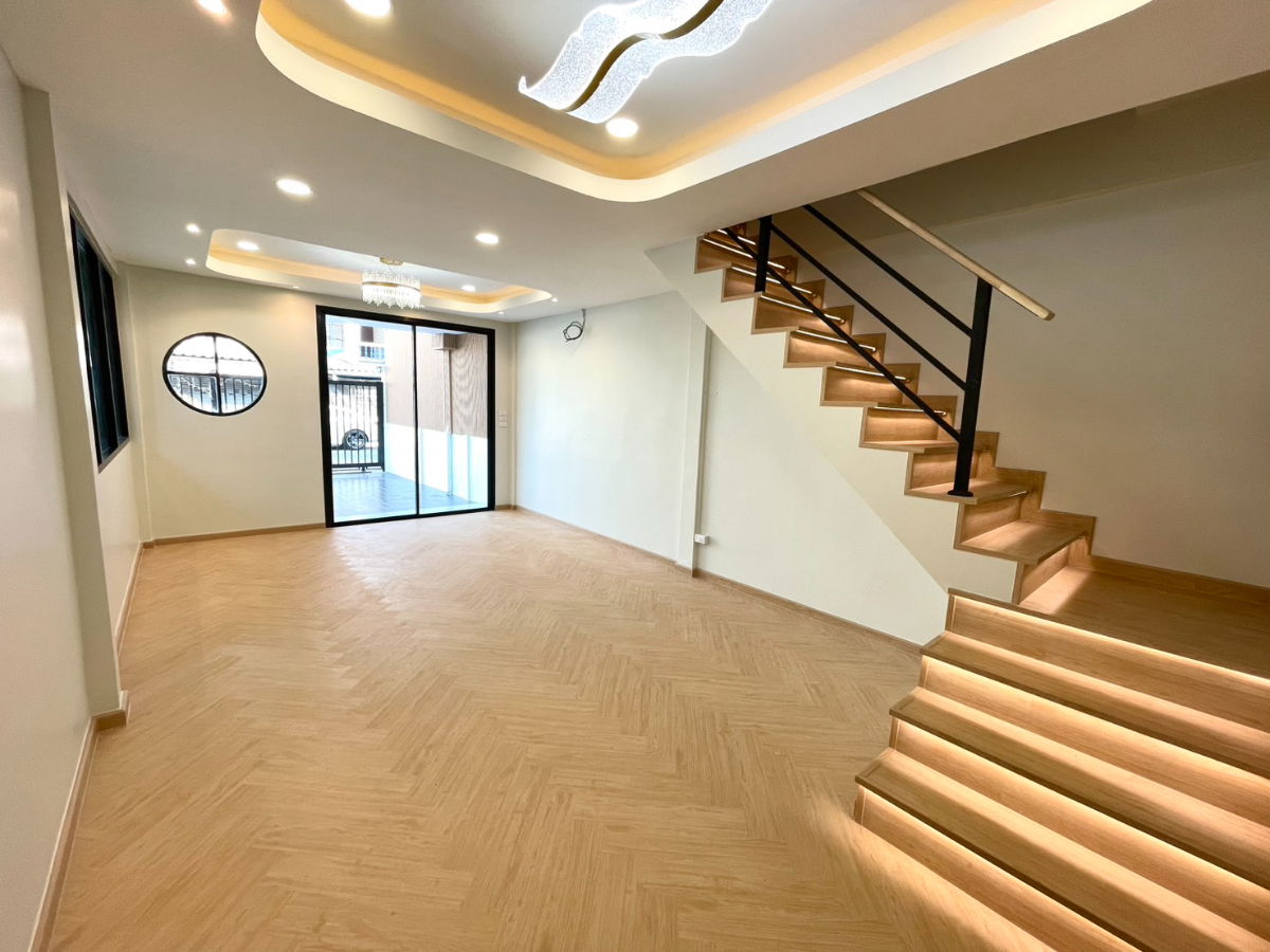 รูป  S1022 ขายทาวน์โฮม ลาดพร้าว 93 ทะลุ ลาดพร้าว 101 แยก 19  🔥 รวมเฟอร์นิเจอร์ + เครื่องใช้ไฟฟ้าพร้อมอยู่ (ยกบ้าน)  🔥 เพียง 5.99 M พิเศษ ฟรีโอนน !!! - รูปที่ 16/44