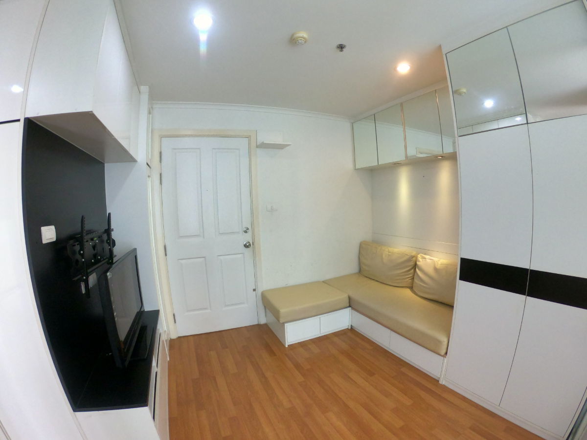 รูป ให้เช่าคอนโดลุมพินี เพลส รัชโยธิน เครื่องใช้ไฟฟ้าครบ ตู้ ชั้นวางของ บิ้วอินสวยมาก วิวสระ - รูปที่ 6/8