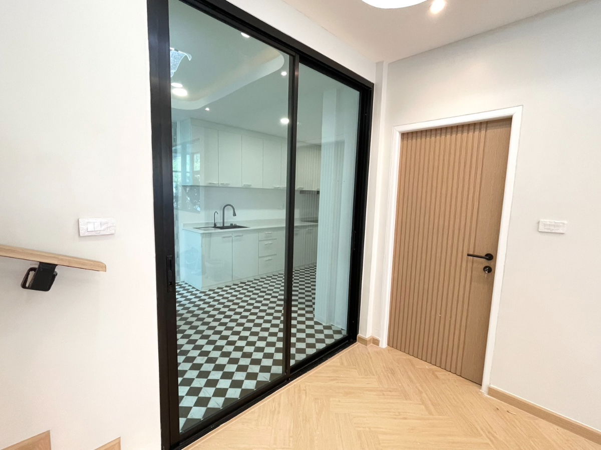 รูป  S1022 ขายทาวน์โฮม ลาดพร้าว 93 ทะลุ ลาดพร้าว 101 แยก 19  🔥 รวมเฟอร์นิเจอร์ + เครื่องใช้ไฟฟ้าพร้อมอยู่ (ยกบ้าน)  🔥 เพียง 5.99 M พิเศษ ฟรีโอนน !!! - รูปที่ 24/44