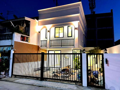 ทาวน์โฮม วิทยาลัยพณิชยการอินทราชัย : ทาวน์โฮม ตกแต่งรีโนเวทใหม่ทั้งหมด สไตล์ Modern Luxury ในซอยลาดพร้าว 93 ทำเลดี สามารถออกซอยลาดพร้าว101 แยก19 ตกแต่งรีโนเวทใหม่ ใกล้รถไฟฟ้าสายสีเหลือง